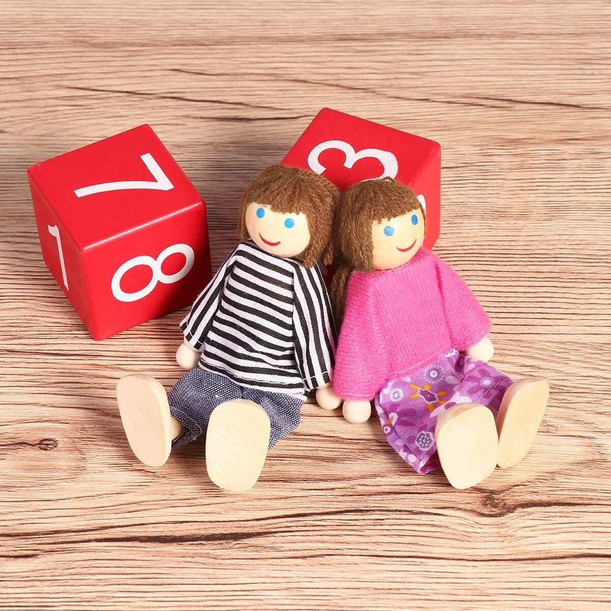 7 Pieces Wooden Dollhouse Family Mini People Figures X611129